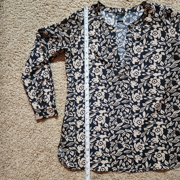 Ann Taylor  petite v-neck floral blouse Size SP Colors black tan and white - Picture 7 of 13